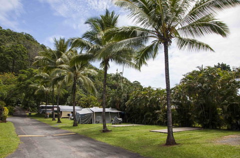 Lake Placid Tourist Park - Sydneys Hotel 2