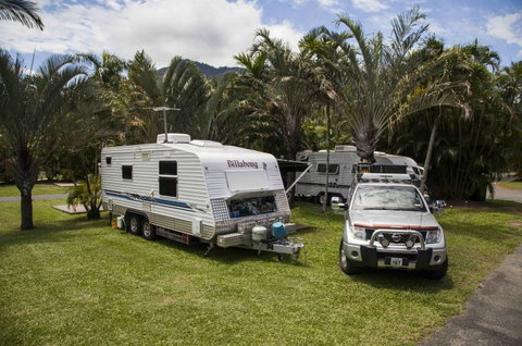 Lake Placid Tourist Park - Sydneys Hotel 3