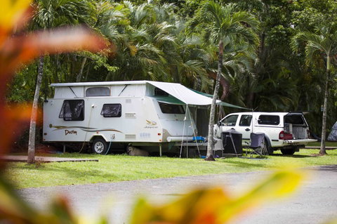 Lake Placid Tourist Park - Sydneys Hotel 5