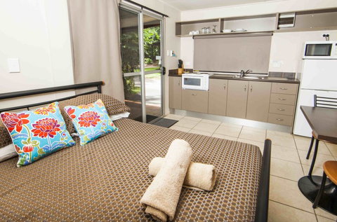 Lake Placid Tourist Park - Sydneys Hotel 6