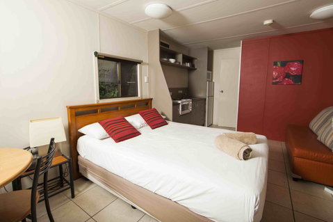 Lake Placid Tourist Park - Sydneys Hotel 7