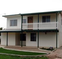 Louth Bay Holiday Apartment - Sydneys Hotel