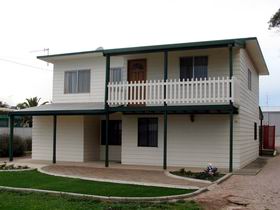 Louth Bay Holiday Apartment - Sydneys Hotel 0