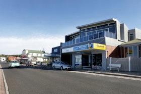 Penguin Waterfront Escape - Sydneys Hotel 0