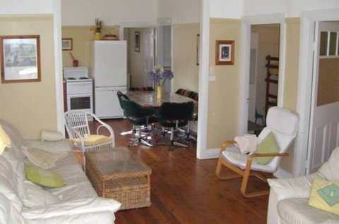 Calm Waters Waterfront Cottages - Sydneys Hotel 1