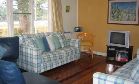 Calm Waters Waterfront Cottages - Sydneys Hotel 3