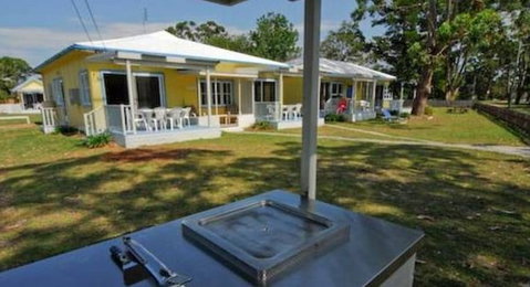 Calm Waters Waterfront Cottages - Sydneys Hotel 4