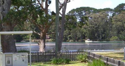 Calm Waters Waterfront Cottages - Sydneys Hotel 5