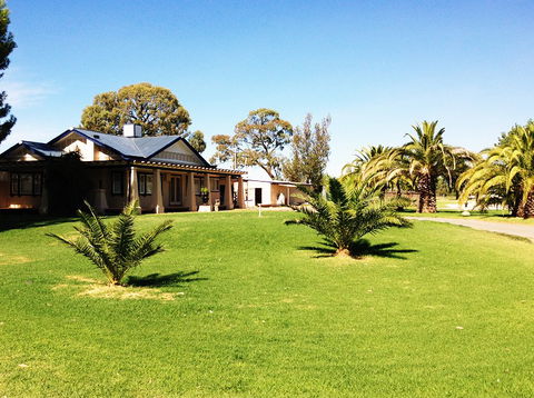 Curlwaa Caravan Park - Sydneys Hotel 0