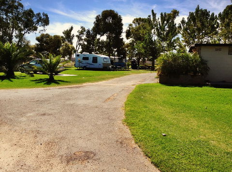 Curlwaa Caravan Park - Sydneys Hotel 1