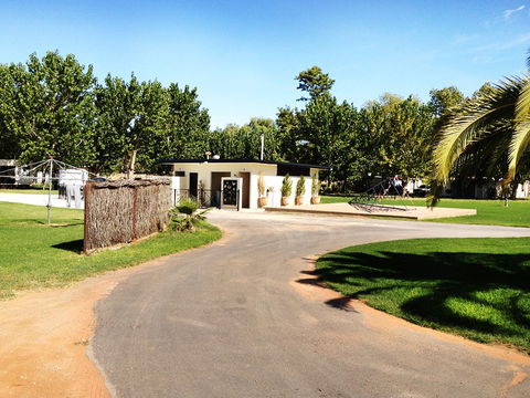 Curlwaa Caravan Park - Sydneys Hotel 2