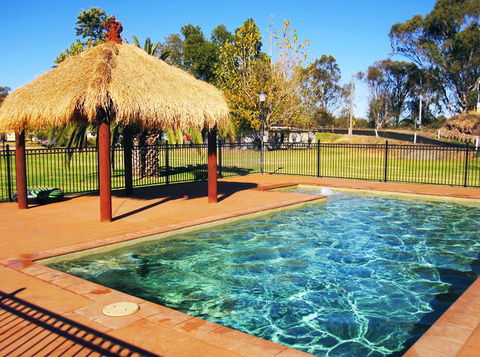 Curlwaa Caravan Park - Sydneys Hotel 3