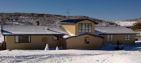 Ben Bullen Ski Lodge - Sydneys Hotel 0