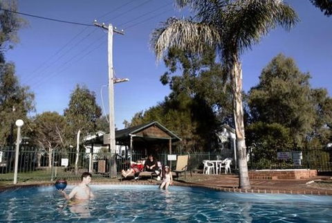 Kahlers Oasis Caravan Park - Sydneys Hotel 1