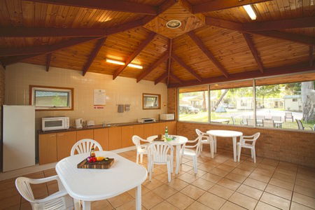 Crystal Brook Tourist Park - Sydneys Hotel 2