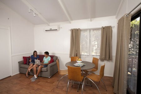 Crystal Brook Tourist Park - Sydneys Hotel 4