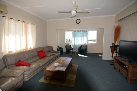 AMELIA STREET GLADSTONE 5 BEDROOMS - Sydneys Hotel 0