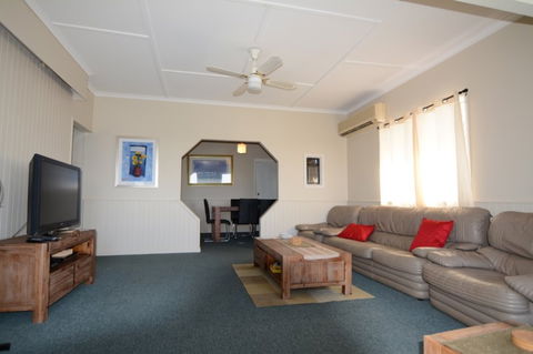 AMELIA STREET GLADSTONE 5 BEDROOMS - Sydneys Hotel 1
