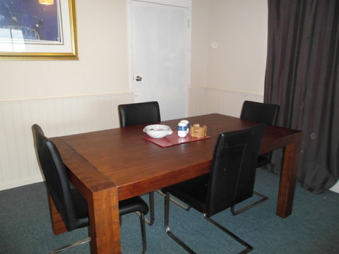AMELIA STREET GLADSTONE 5 BEDROOMS - Sydneys Hotel 2