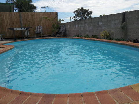 AMELIA STREET GLADSTONE 5 BEDROOMS - Sydneys Hotel 5
