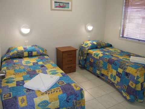 Happy Wanderer Village Caravan Park - Sydneys Hotel 1