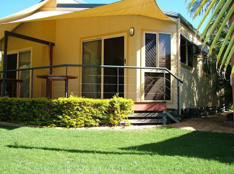 Happy Wanderer Village Caravan Park - Sydneys Hotel 2