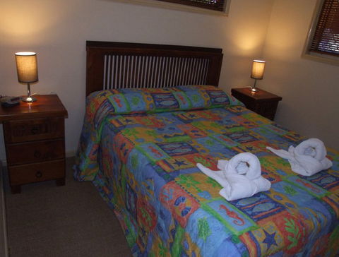 Happy Wanderer Village Caravan Park - Sydneys Hotel 3