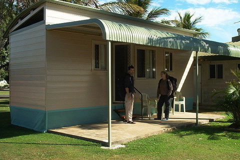 Happy Wanderer Village Caravan Park - Sydneys Hotel 4