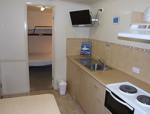 Happy Wanderer Village Caravan Park - Sydneys Hotel 5
