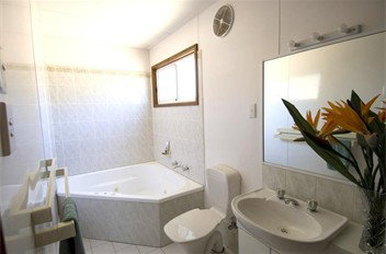 Port Augusta Big 4 Holiday Park - Sydneys Hotel 1