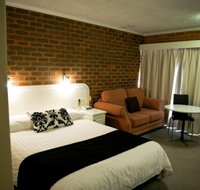 Cousins Motor Inn