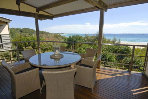 Discover Stradbroke - Sydneys Hotel 0