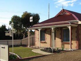 Brooking Cottage - Sydneys Hotel 0