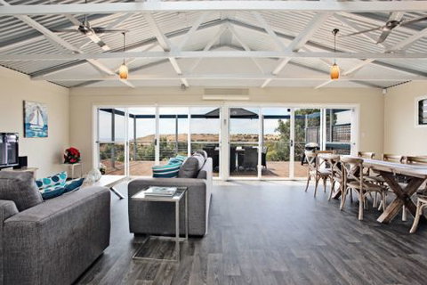 Coral Sands Luxury Beach House - Sydneys Hotel 0