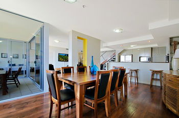 Pumicestone Blue - Sydneys Hotel 29