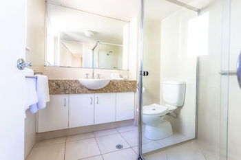 Peninsular Beachfront Resort - Sydneys Hotel 8