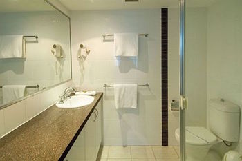 Peninsular Beachfront Resort - Sydneys Hotel 10