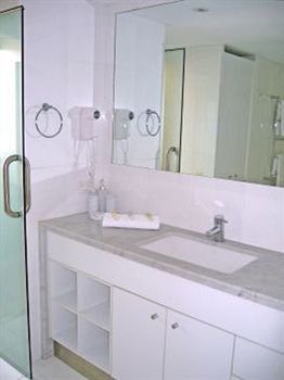 Peninsular Beachfront Resort - Sydneys Hotel 11