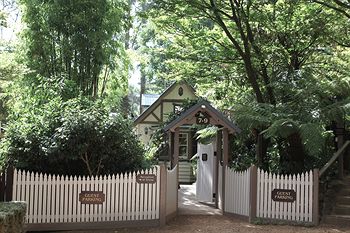 Valley Ranges Getaways - Sydneys Hotel 8