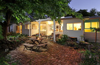 Valley Ranges Getaways - Sydneys Hotel 13