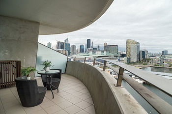 AKOM Docklands - Sydneys Hotel 39