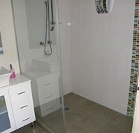 DeaposVine Escape - Sydneys Hotel