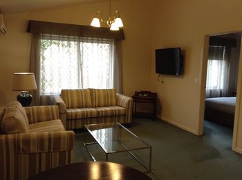 Elizabethan Lodge - Sydneys Hotel 8