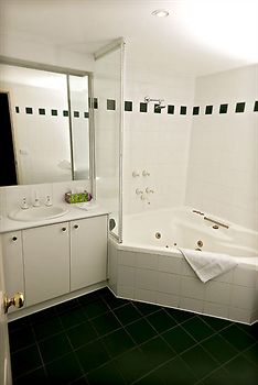 Elizabethan Lodge - Sydneys Hotel 10