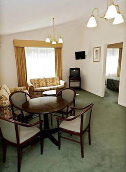 Elizabethan Lodge - Sydneys Hotel 18