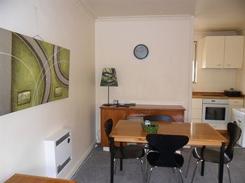 Australian Home Away @ Richmond - Sydneys Hotel 2