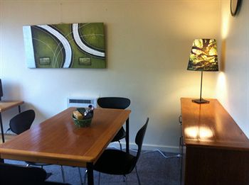 Australian Home Away @ Richmond - Sydneys Hotel 6