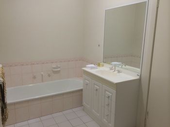 Australian Home Away Ringwood @ Bardia - Sydneys Hotel 1