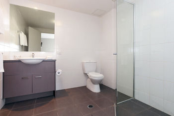 Quest Mascot Serviced Apartments - Sydneys Hotel 8