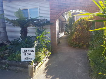 Bentley Waterfront Motel & Cottages - Sydneys Hotel 0